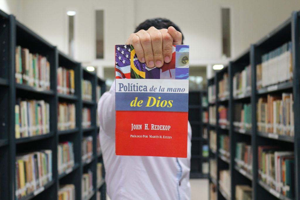 Política de la mano de Dios