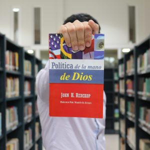 Política de la mano de Dios